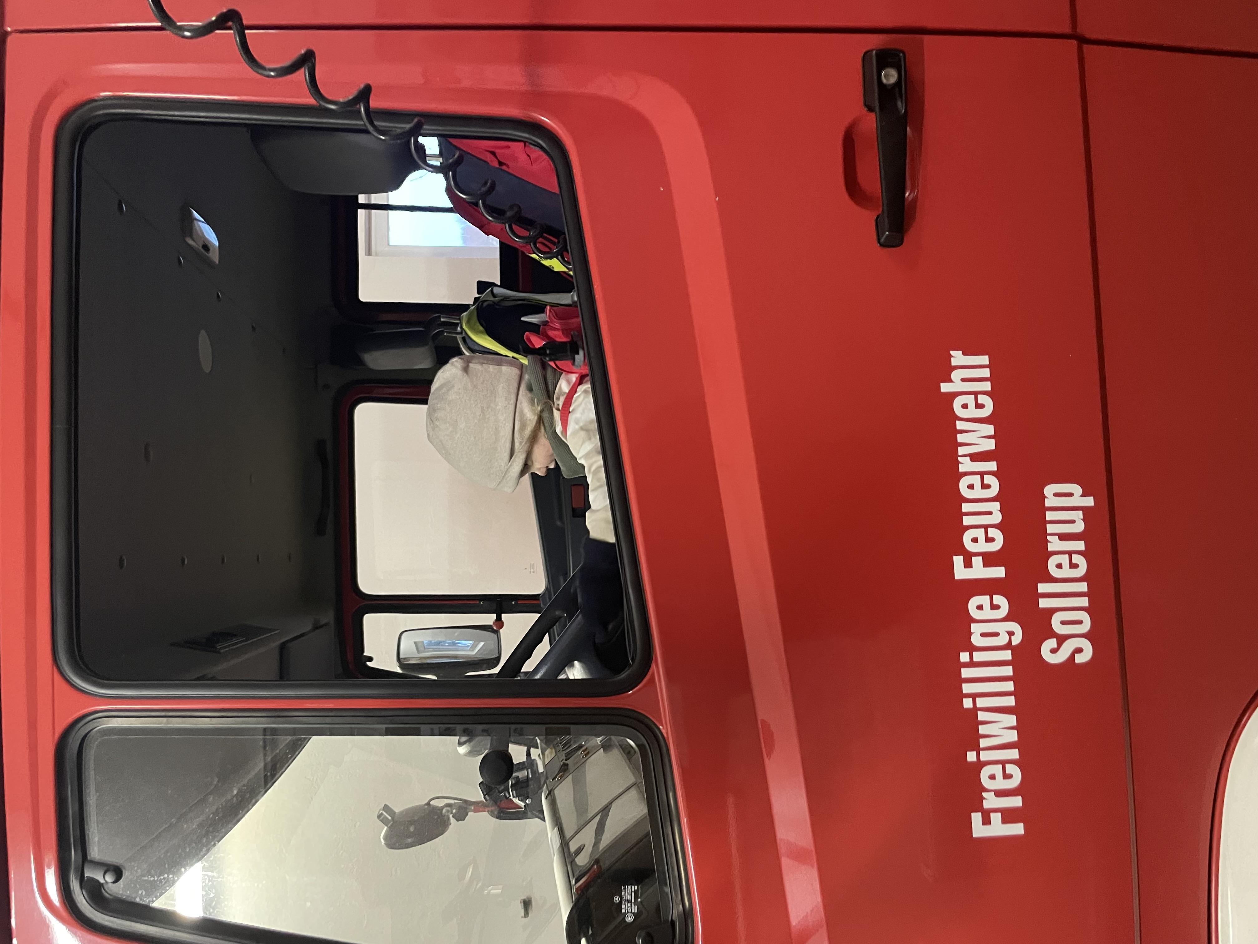 Kind im Feuerwehrauto